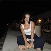 Joven con mucha alegría y habilidades para tratar a los niños.